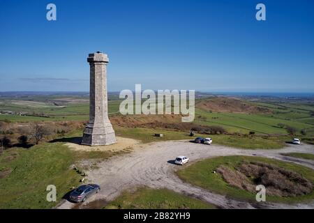 Das Hardy-Denkmal auf Black Down, mit dem Ärmelkanal in der Ferne. Portesham, Dorset, England. Stockfoto