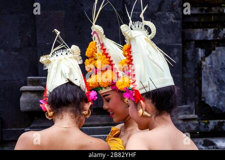 Junge Balinesische Hindu-Frauen Bei Der Zeremonie Batara Turun Kabeh, Besakih-Tempel, Bali, Indonesien. Stockfoto