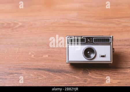 Klassische 35-mm-Fotokamera im Retro-Look auf Holzhintergrund Stockfoto