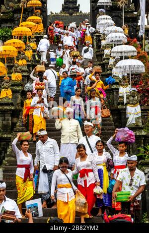 Balinesische Hindu-Leute Bei Der Zeremonie Batara Turun Kabeh, Besakih-Tempel, Bali, Indonesien. Stockfoto