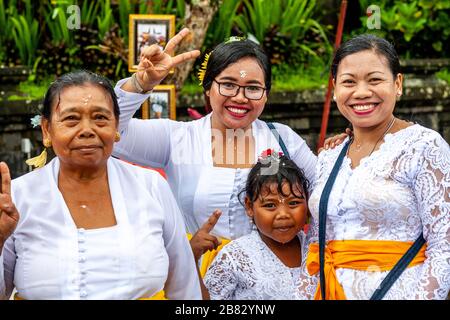Eine Gruppe balinesischer Hindu-Weibchen posieren für EIN Foto bei der Zeremonie Batara Turun Kabeh, Besakih-Tempel, Bali, Indonesien. Stockfoto