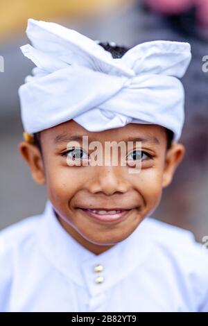 Ein lächelnder balinesischer Hindu-Junge bei der Zeremonie Batara Turun Kabeh, Besakih-Tempel, Bali, Indonesien. Stockfoto
