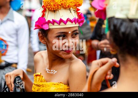 Eine junge balinesische Hindu-Frau bei der Zeremonie Batara Turun Kabeh, Besakih-Tempel, Bali, Indonesien. Stockfoto