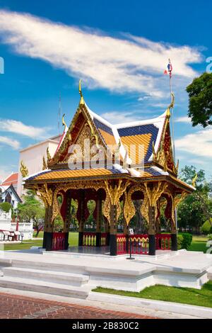 Klassische thailändische Architektur im Nationalmuseum von Bangkok, Thailand Stockfoto