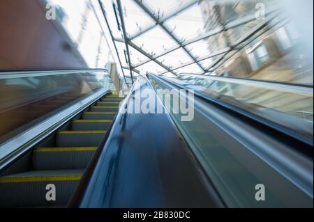 Edinburgh, Großbritannien. März 2020. Bild: Eine leere Rolltreppe in der Waverley Station während der Hauptverkehrszeit. Waverley Station während der Hauptverkehrszeit während der Coronavirus Pandemie. Was normalerweise ein Hektik sein würde, voll von Pendlern, die versuchen, nach Hause zu kommen, eine mehr oder weniger leere Wohnung. Kredit: Colin Fisher/Alamy Live News Stockfoto