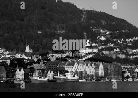 Die historische, zum UNESCO-Weltkulturerbe gehörende Kaianlage Bryggen liegt im Hafen von Bergen, Norwegen. Fischereifahrzeug Skagoeysund (Skagøysund) und Fischträger/Wellboot Brattvaer (Bra Stockfoto