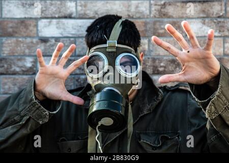 Gasmaske fürchtet Schimakale Schreckenskorona Stockfoto