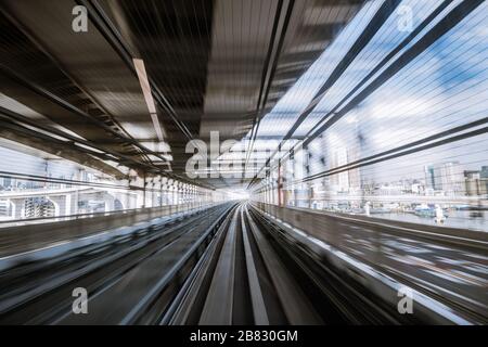 Bewegungsunscharfe Sicht von einem fahrenden Zug, der im Tunnel läuft Stockfoto