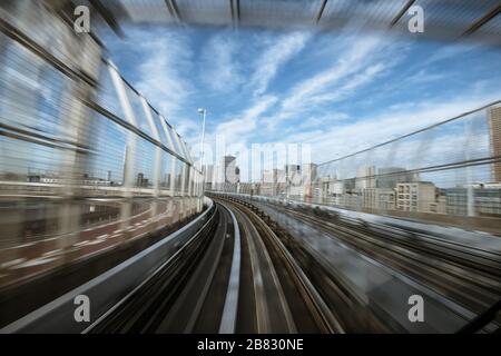 Bewegungsunscharfe Sicht von einem fahrenden Zug, der im Tunnel läuft Stockfoto