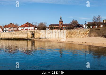 Die Küste an der Landspitze in Old Hartlepool, England, Großbritannien zeigt Fisch Sands und Sandwell Gate Stockfoto