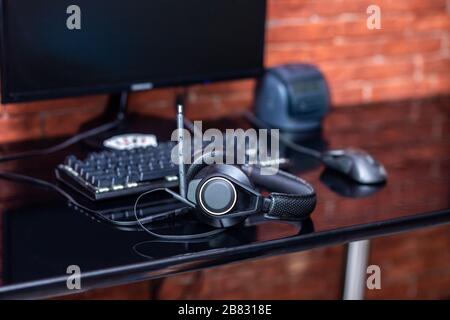 Fun Game Play Gamer Player Headset Kopfhörer Kopfhörer Tastaturkonzept Stockfoto