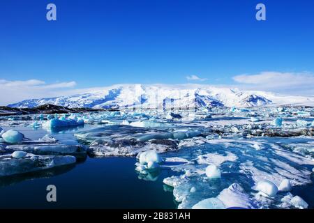 Eisfelder am schwarzen Kieselstrand, Küste von island Stockfoto