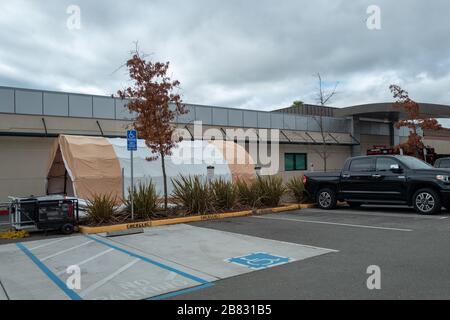 Ein temporäres Zelt ist außerhalb der Notaufnahme im Krankenhaus des San Ramon Regional Medical Center zu sehen, das möglicherweise infizierte Patienten bei einem Ausbruch des COVID-19-Coronavirus im Contra Costa County, San Ramon, Kalifornien, am 18. März 2020, aussorgen wird. () Stockfoto