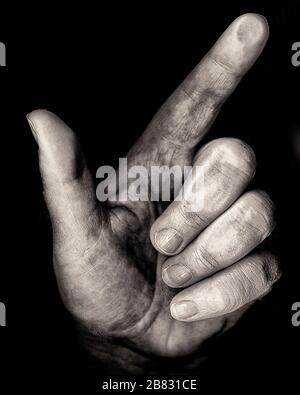 Mid-Adult-Frau Hand mit spitzem Daumen und Zeigefinger vor schwarzem Hintergrund Stockfoto