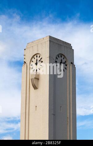 Eine Nahaufnahme des Art-déco-Uhrturms in Seaton Carews, Hartlepool, England, Großbritannien Stockfoto