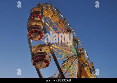 Lange Belichtung eines bunten Riesenrads in der Nacht Stockfoto