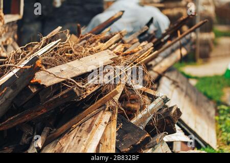 Verlassene Holzgebäude, eine aus Holzbohlen errichtete Ruine, zerstörte, eingestürzte Immobilien Stockfoto