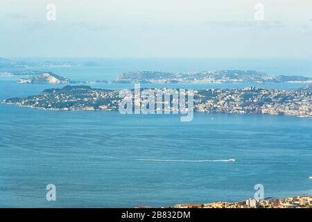 Blick auf den Golf von Neapel und seine Inseln: Ischia und Procida, vom Vulkan Vesuv aus gesehen Stockfoto