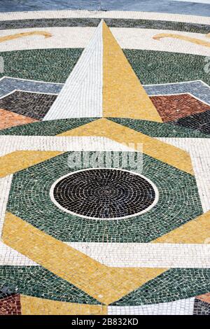 Detail eines öffentlichen Raumbodens, der mit bunten Mosaikfliesen verziert ist. Dieses Stück öffentlicher Kunst befindet sich in Neapel, Italien Stockfoto