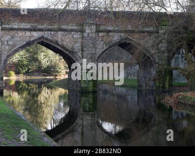 Schöne alte Steinbrücke zum Eltham-Palast in London, Großbritannien Stockfoto