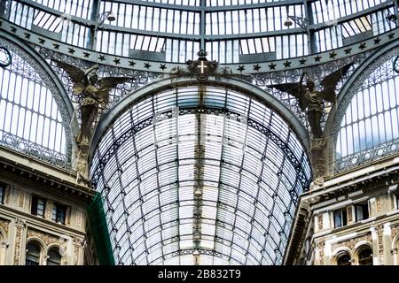 Neapel, italien, september 2017. Innenbereich der Handelsgalerie Umberto das erste mit dem Dach aus Glas und Stahl Stockfoto