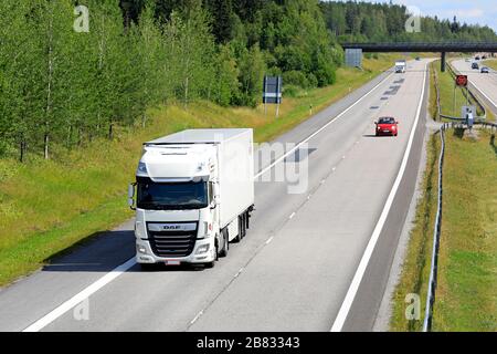 Weißer DAF XF-Truck zieht an einem Sommertag den Kühlwagen Thermo King in langsamer Autobahnfahrt. Salo, Finnland. Juli 2019. Stockfoto