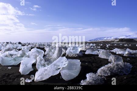 Eisfelder am schwarzen Kieselstrand, Küste von island Stockfoto