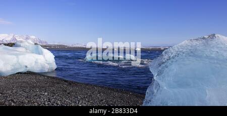 Eisfelder am schwarzen Kieselstrand, Küste von island Stockfoto