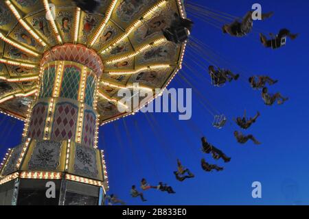 Lange Belichtung eines bunten Riesenrads in der Nacht Stockfoto