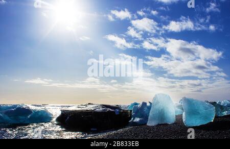 Eisfelder am schwarzen Kieselstrand, Küste von island Stockfoto