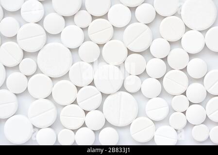 White Medical Tablets abstrakter Hintergrund. Draufsicht. Grippe, Krankheit, Pandemiekonzept Stockfoto