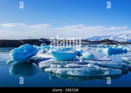 Kleine Überreste eines Eisbergs, der im Meer schwimmt Stockfoto