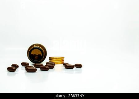 Multivitamin-Softgel-Kapseln mit verschwommener Flasche und Platz für Text Stockfoto