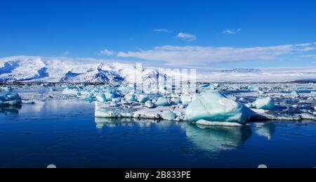 Kleine Überreste eines Eisbergs, der im Meer schwimmt Stockfoto