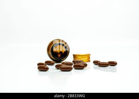 Multivitamin-Softgel-Kapseln mit verschwommener Flasche und Platz für Text Stockfoto