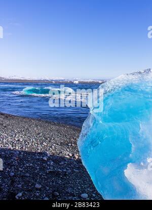 Eisfelder am schwarzen Kieselstrand, Küste von island Stockfoto