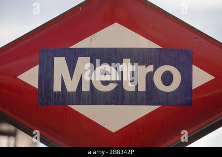 Ein etwas schmutziges und vernachlässigtes Metrosignal von Madrid, das sich über der U-Bahn-Zufahrt zur U-Bahn-Station Antón Martín befindet. Stockfoto