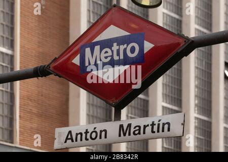 Ein etwas schmutziges und vernachlässigtes Metrosignal von Madrid, das sich über der U-Bahn-Zufahrt zur U-Bahn-Station Antón Martín befindet. Stockfoto