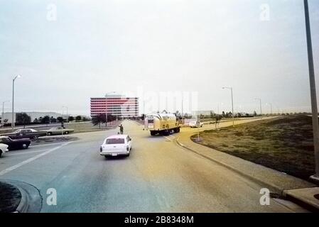 Mobile Quarantine Facility (MQF) mit der Besatzung der Lunar Landing Mission Apollo 12, die am 29. November 1969 im bemannten Spacecraft Center in Houston, Texas, eintraf. Image Courtesy National Aeronautics and Space Administration (NASA). Hinweis: Das Bild wurde mit einem modernen Verfahren digital koloriert. Farben sind möglicherweise nicht periodengenau. () Stockfoto