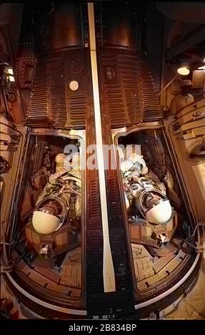 Die Astronauten James McDivitt und Ed White im Inneren des Gemini-Raumschiffes, die sich auf einen simulierten Start in Cape Canaveral, Florida, am 13. Mai 1965 vorbereiten. Image Courtesy National Aeronautics and Space Administration (NASA). Hinweis: Das Bild wurde mit einem modernen Verfahren digital koloriert. Farben sind möglicherweise nicht periodengenau. () Stockfoto