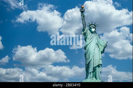 Freiheitsstatue, die eine chirurgische Maske trägt Stockfoto