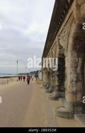 Wintertageswanderung auf dem Sand am Meer Stockfoto