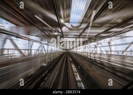 Bewegungsunscharfe Sicht von einem fahrenden Zug, der im Tunnel läuft Stockfoto