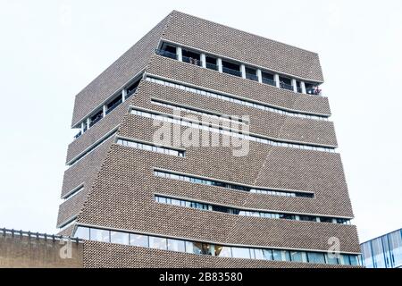 Das Blavatnik Building der Tate modern Art Gallery und die High Viewing Gallery, aus der ein kleiner Junge geworfen wurde, Bankside, London, Großbritannien Stockfoto