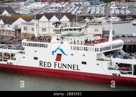 Red Funnel Fähre, Hafen von Southampton, County Hampshire, England, Großbritannien Stockfoto