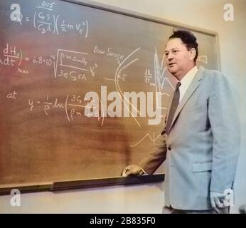 Porträt von Harvey Julian allen, Direktor des NASA Ames Research Center, am bekanntesten für seine "Blunt Body Theory", 31. Dezember 1957. Image Courtesy National Aeronautics and Space Administration (NASA). Hinweis: Das Bild wurde mit einem modernen Verfahren digital koloriert. Farben sind möglicherweise nicht periodengenau. () Stockfoto