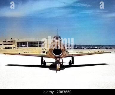 Sabre Aircraft F-86F auf dem Rogers Dry Lakebed, NACA High-Speed Flight Station (HSFS), Mojave Desert of Kern County, Kalifornien, 1954. Image Courtesy National Aeronautics and Space Administration (NASA). Hinweis: Das Bild wurde mit einem modernen Verfahren digital koloriert. Farben sind möglicherweise nicht periodengenau. () Stockfoto