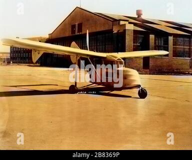 Fred Weicks selbstgebautes Flugzeug W-1A, eines der ersten Flugzeuge, das Tricycle-Landeausrüstung, 1934, einsetzt. Image Courtesy National Aeronautics and Space Administration (NASA). Hinweis: Das Bild wurde mit einem modernen Verfahren digital koloriert. Farben sind möglicherweise nicht periodengenau. () Stockfoto