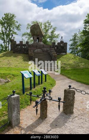 Historische 'Dussenddüwelswerft' oder Thousand Devils Hill, Gedenken an die Schlacht von Hemmingstedt im Jahr 1500, Dithmarschen, Schleswig-Holstein, Deutschland, Europa Stockfoto