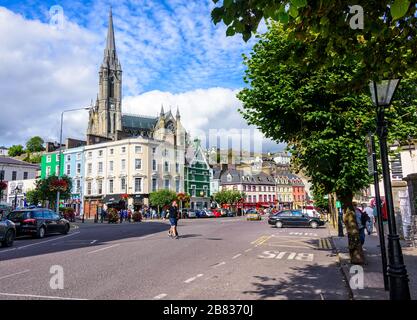 Cobh, Irland - 7. August 2018: Besucher lockten sich zum Pearse Square, im malerischen Hafendorf Cobh, Irland. Stockfoto